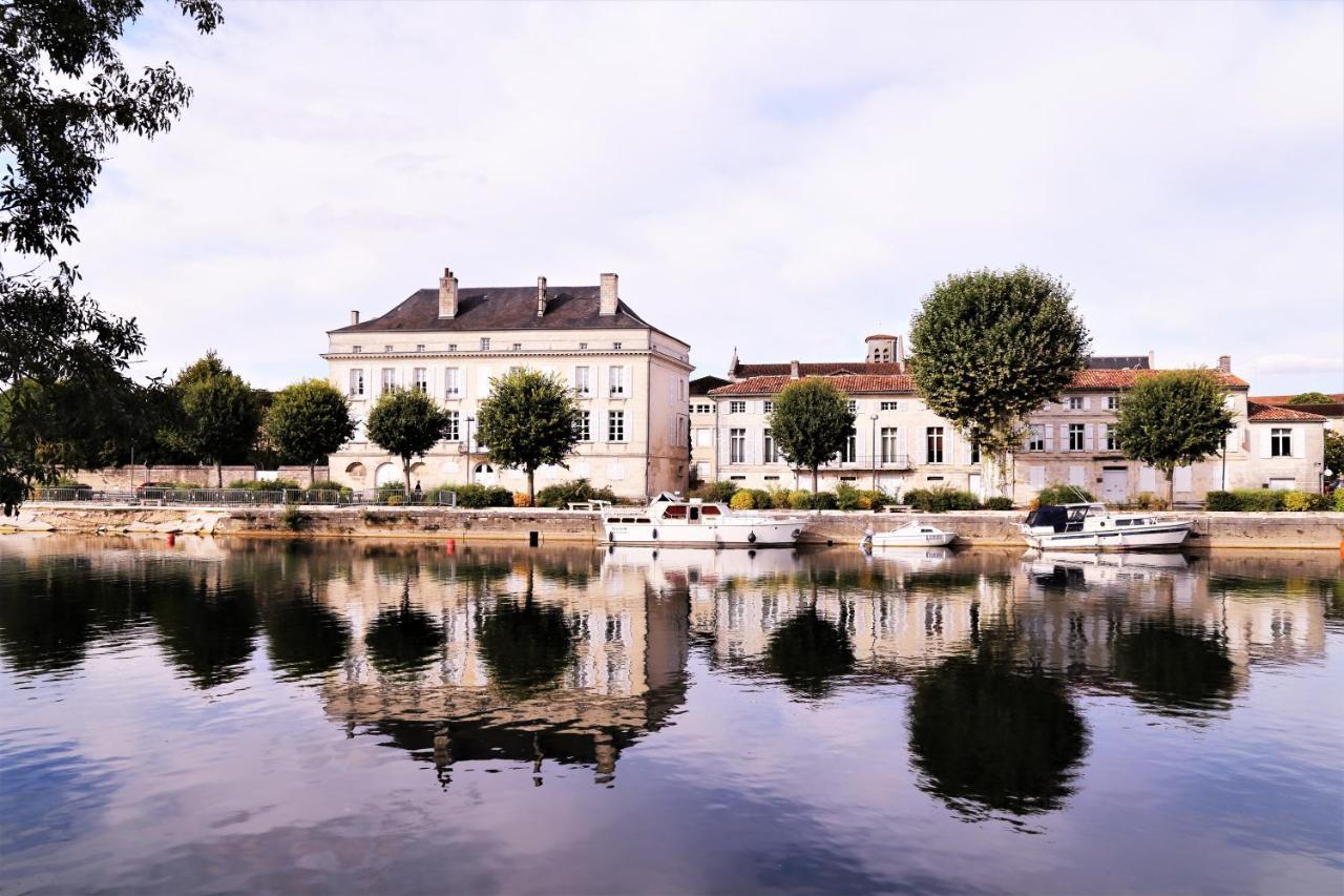 Gite Le Bonheur Hiersac Exteriör bild